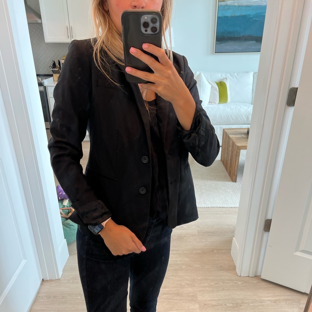 Banana republic women’s black fitted suit blazer. Size 2